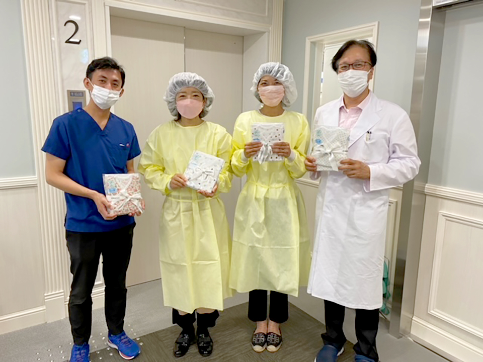 （左から）足立病院 花岡NICUセンター長、女将、若女将、足立病院 畑山理事長